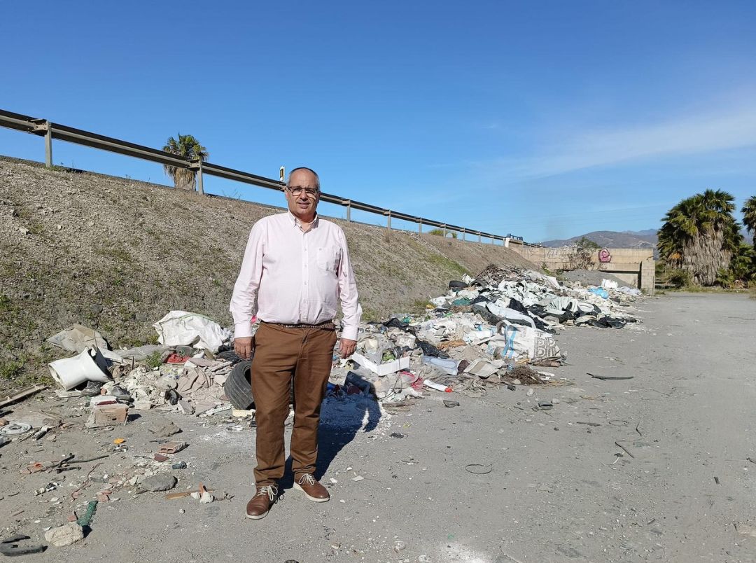 AxSí denuncia el incremento de vertidos ilegales junto a los contenedores de los diseminados en Motril