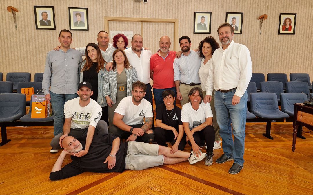 Los artistas que han participado en 'Arte Peazos' reciben el reconocimiento de Salobrea