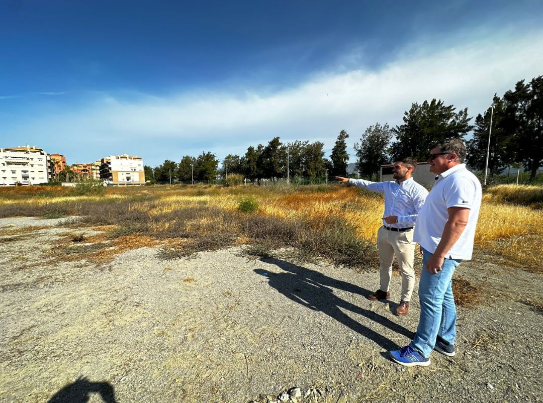 El Ayuntamiento anuncia una nueva bolsa de aparcamientos en playa Granada que conllevará llegar hasta las 3.000 plazas