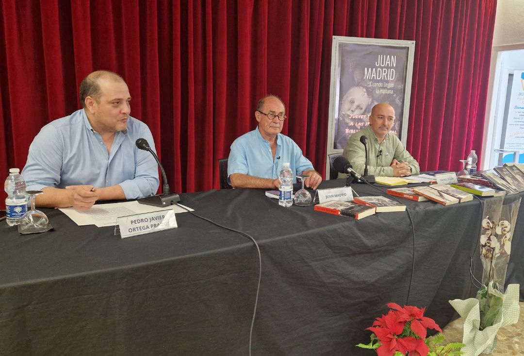 Juan Madrid presenta en Salobreña su última novela 'Cuando llegue la mañana'