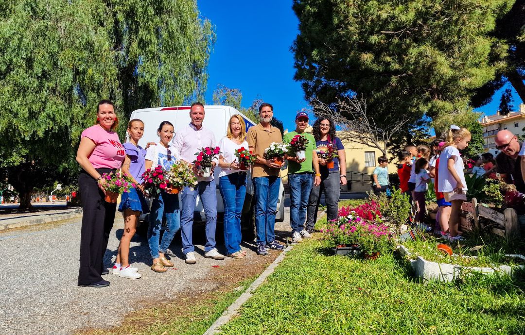 El Ayuntamiento de Motril participa, junto con los alumnos del CEIP Virgen de la Cabeza, en la creación de un huerto en el centro escolar