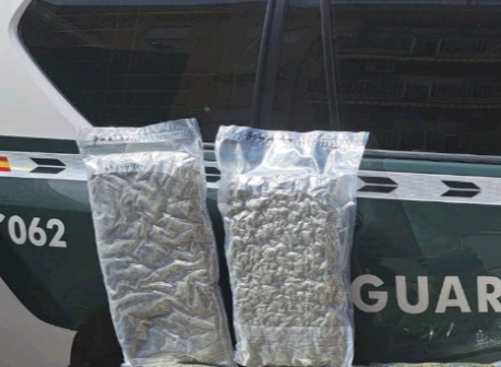 La Guardia Civil detiene a tres personas tras arrojaron medio kilo de marihuana por la ventanilla	
