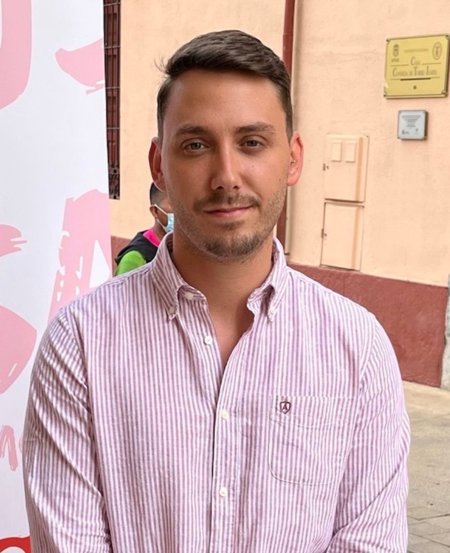 El PSOE llama a los jóvenes de Motril a disfrutar este verano de los descuentos de hasta el 90% para el transporte público aprobados por el Gobierno de España