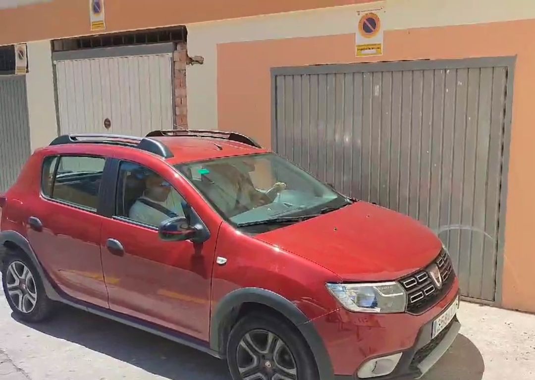 IU Almuñécar explica cómo conseguir las nuevas tarjetas vado para aparcar legalmente delante de tu cochera