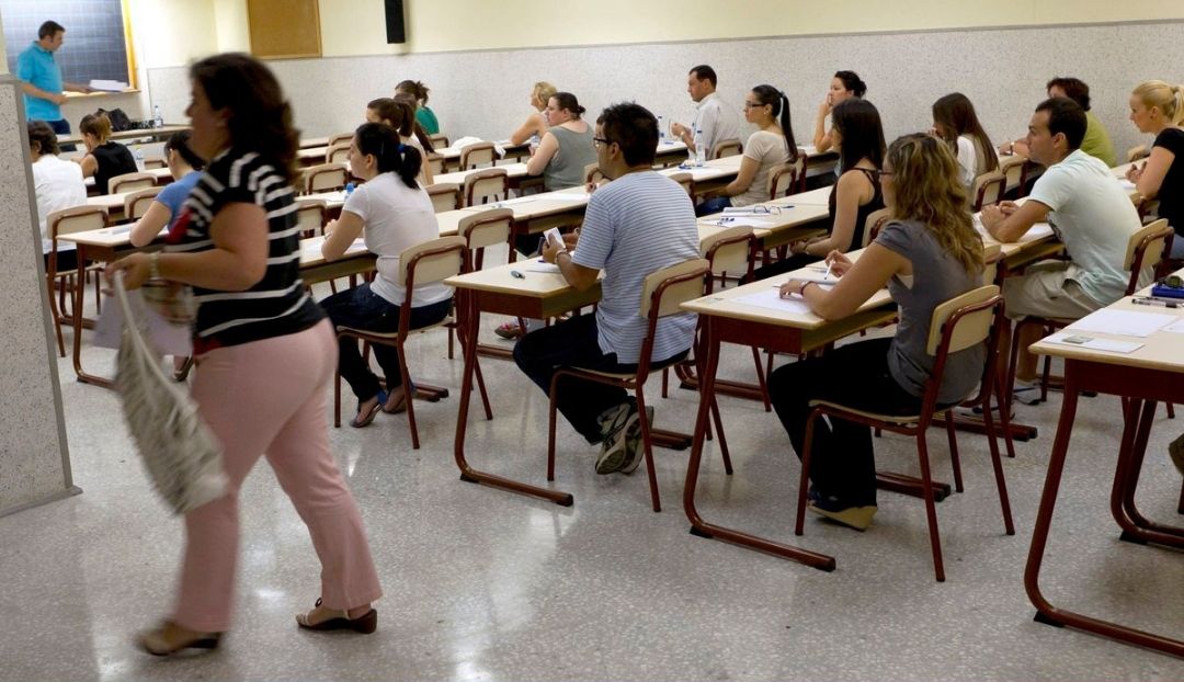 Un centenar de granadinos sin estudios secundarios se presenta a las pruebas de competencias clave