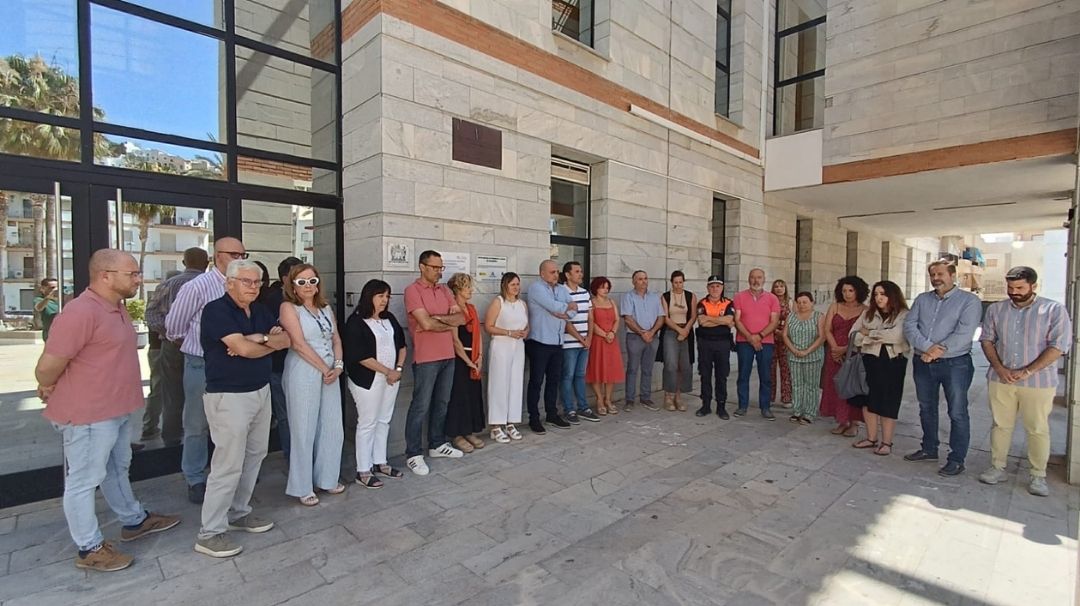 Salobrea se concentra a las puertas del Ayuntamiento para guardar un minuto de silencio por las vctimas de violencia machista