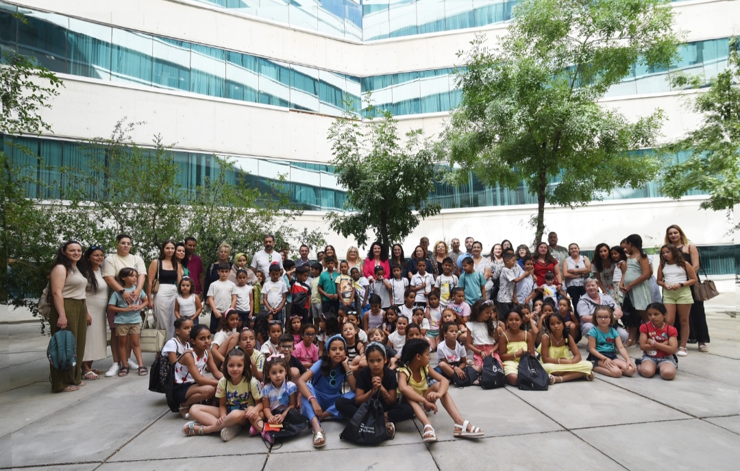 Elena Duque recibe en la sede de la Diputación granadina a los niños saharauis de ‘Vacaciones en paz’