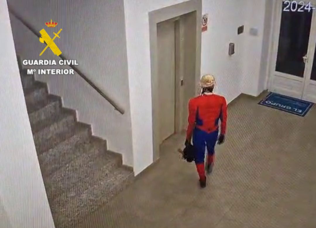 Detenido un hombre que se disfrazó de superhéroe para evitar ser identificado mientras robaba en un bar de Castell de Ferro