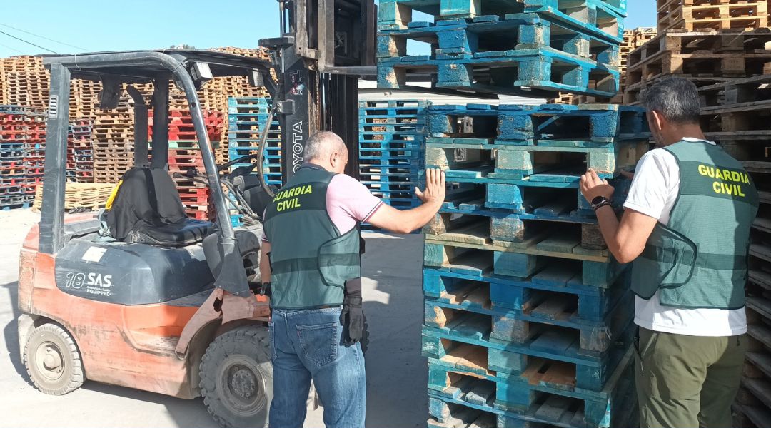 La Guardia Civil inmoviliza más de 20.000 palés a cinco empresas de Granada y de Almería por incumplimiento de la normativa sobre sanidad vegetal