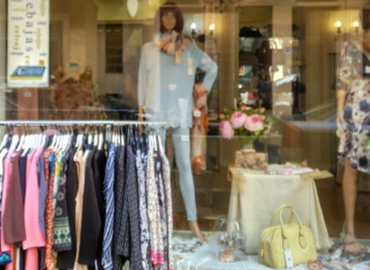 Las rebajas de verano llevan a la bajada de precios en julio en Granada, según UGT