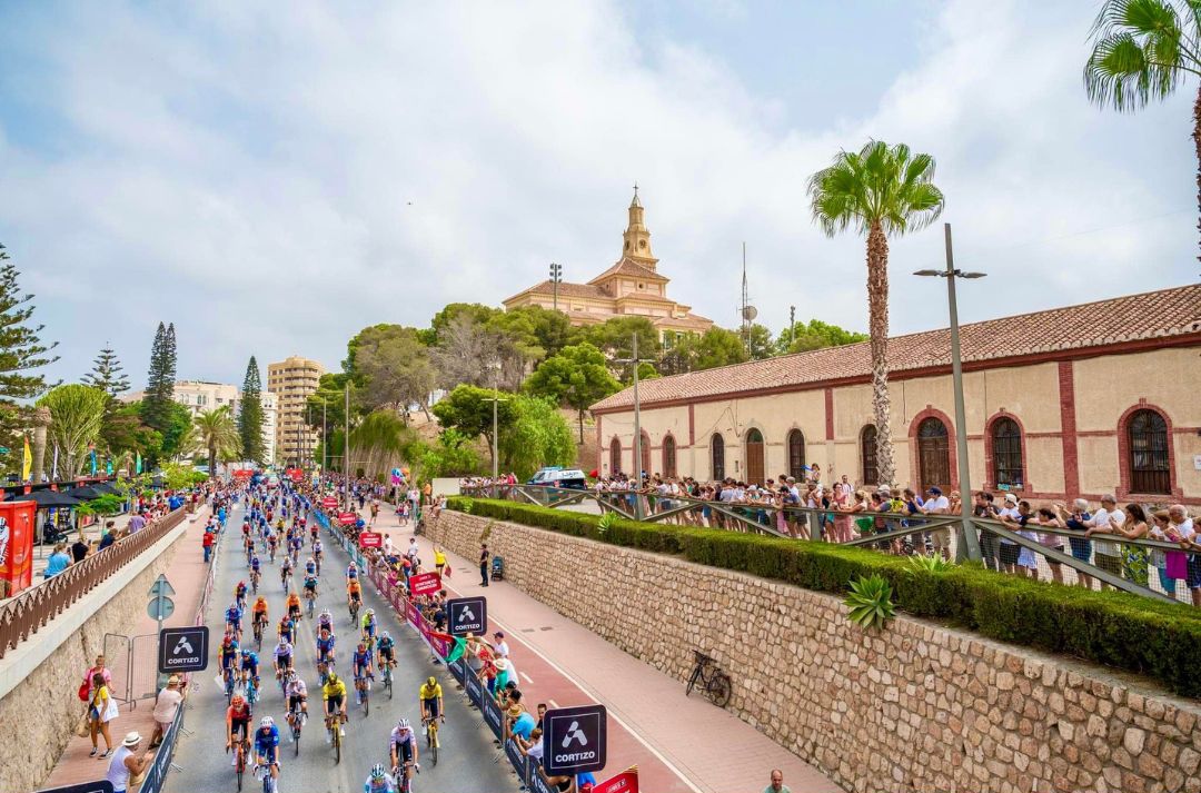 La salida de la novena etapa de La Vuelta Ciclista saca a la calle a más de 60.000 espectadores en Motril