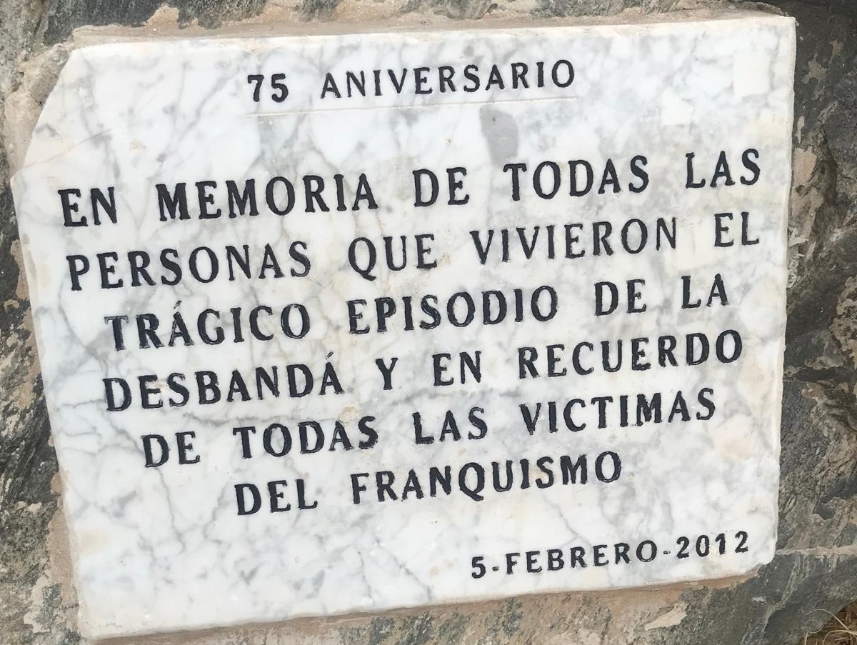 IU Almuñécar se congratula de la restauración de la placa a las víctimas de La Desbandá por el Ayuntamiento sexitano