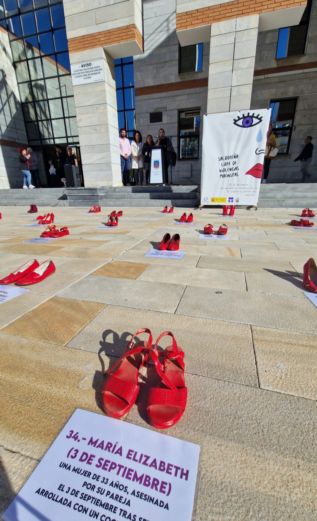 Salobreña se manifiesta en contra de la violencia de género con una lectura continuada en la plaza del Ayuntamiento