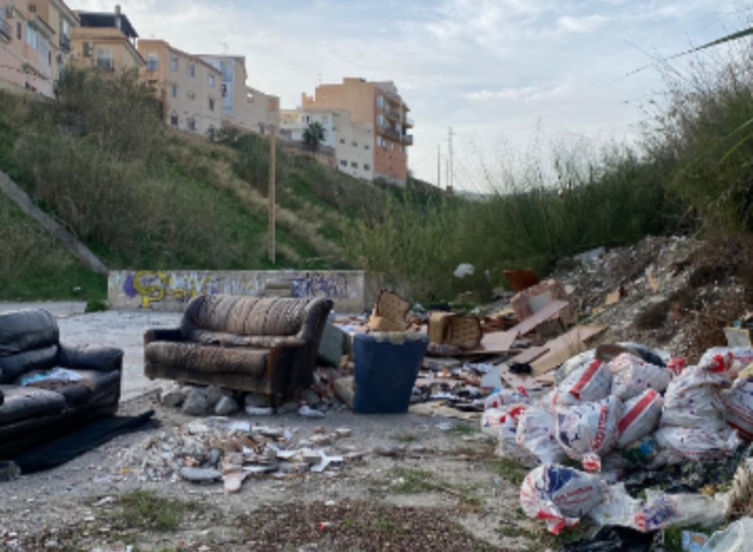 La Policía Local de Motril impone casi un centenar de denuncias por vertidos públicos dentro de la campaña ‘Atentan Contra’