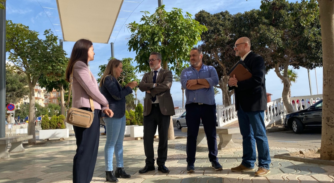 La zona comercial de Gualchos ya cuenta con toldos gracias al programa Arcotur de la Diputación de Granada
