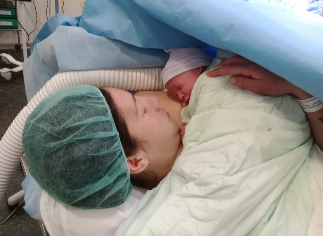 Implantado en el Hospital de Motril el contacto piel con piel en los partos por cesárea para favorecer el vínculo entre la madre y su bebé