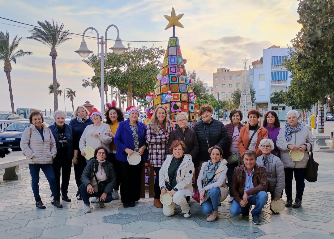 Castell de Ferro luce su rbol de Navidad de croch elaborado por 34 mujeres de la Asociacin Albahaca