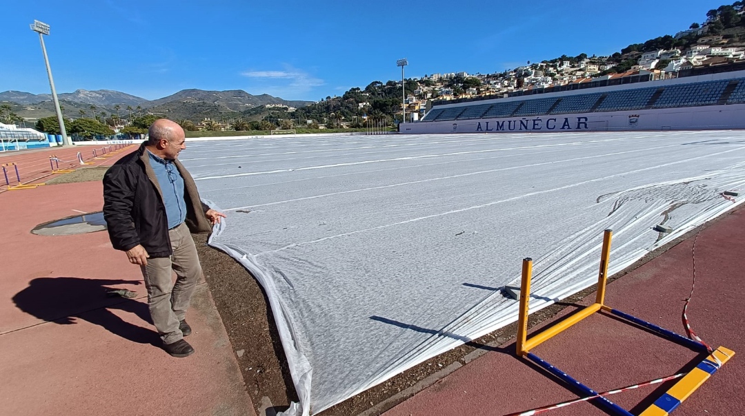 El Ayuntamiento de Almuñécar lleva a cabo la renovación del césped natural del estadio 'Francisco Bonet'