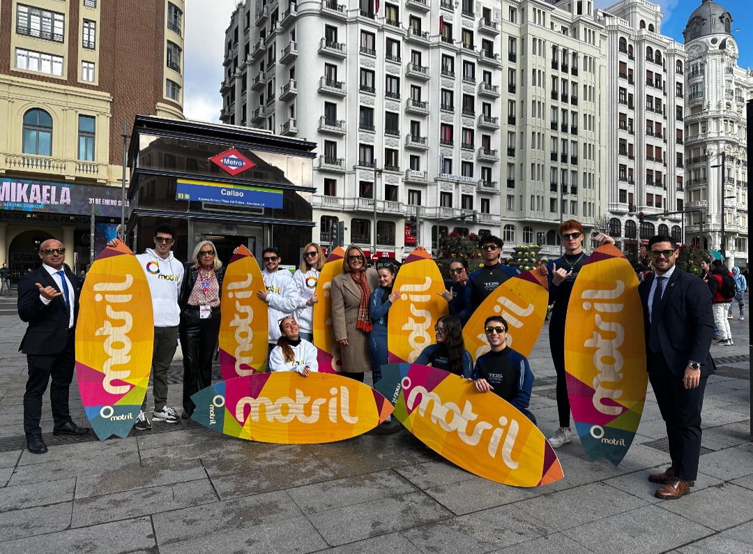 La campaña 'Surfeando por Madrid' sorprende a los viandantes madrileños durante la semana de Fitur 2025