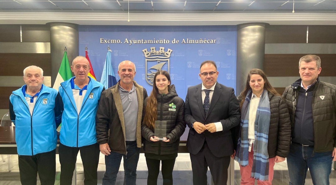 Jimena Fernández Clavijo es homenajeada por el Consistorio sexitano tras proclamarse campeona de España con la Selección Andaluza de Balonmano