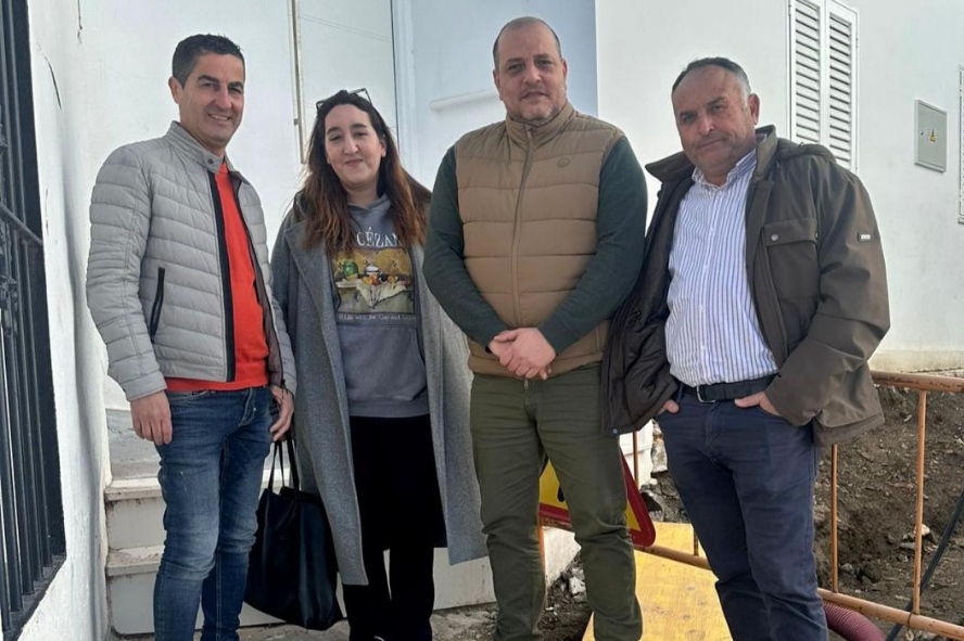 El Ayuntamiento de Salobre�a ejecuta obras de mejora de las redes de abastecimiento y saneamiento de la calle Azahar de La Caleta
