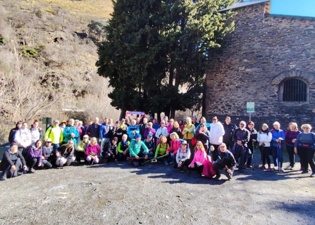 La ruta por el antiguo Tranva de Sierra Nevada rene a casi un centenar de senderistas 
