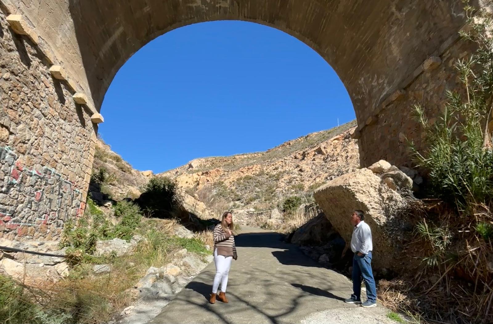 Castell de Ferro mejora los accesos de la playa de La Rijana de cara al inicio de la temporada