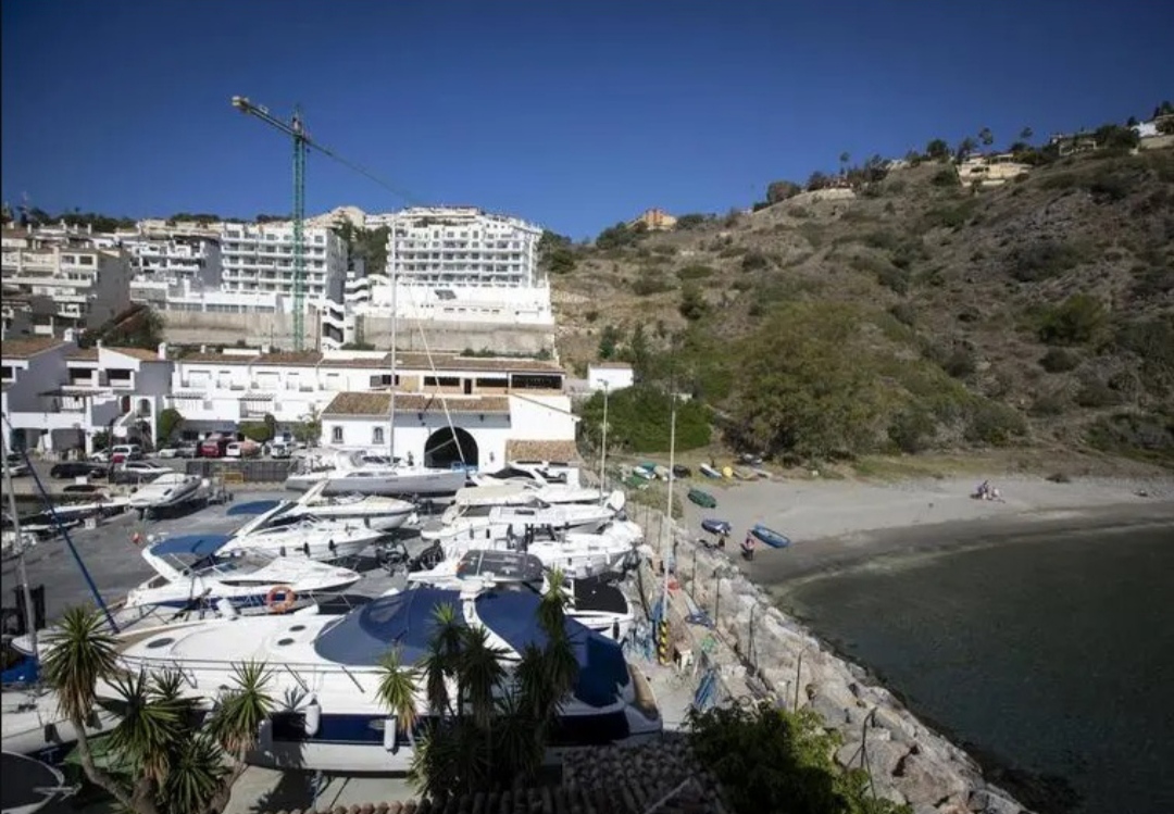 Izquierda Unida reclama a la Junta y a la Mancomunidad de la Costa Tropical una solución a los deslizamientos de Marina del Este