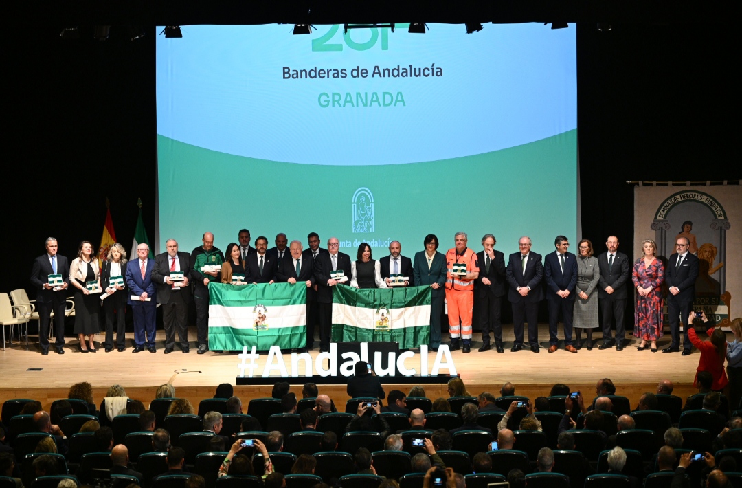 Durante la entrega de banderas de Andalucía en Granada, la Junta anima a los andaluces a celebrar “lo que tenemos en común y lo que nos une”
