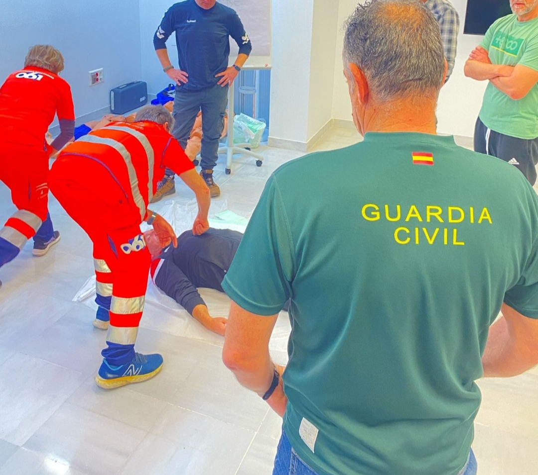 El 061 forma en reanimación y uso del desfibrilador a miembros de la ONG Guardia Civiles Solidarios