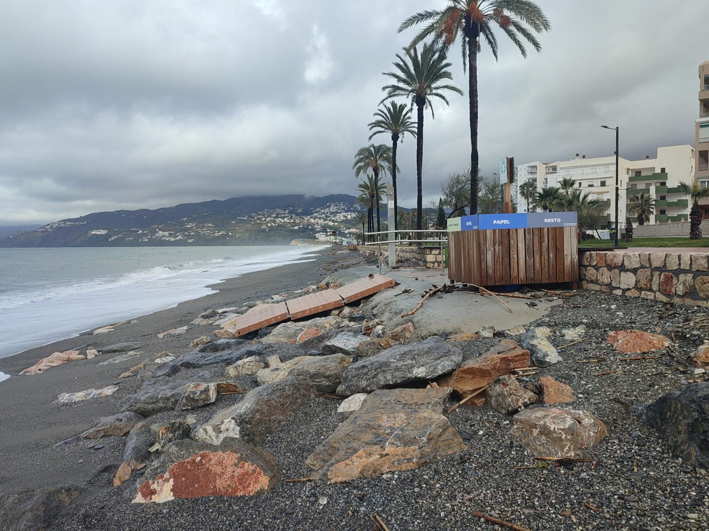Costas aborda actuaciones de emergencia en la playa de La Charca, en Salobreña y en Castillo de Baños en Polopos