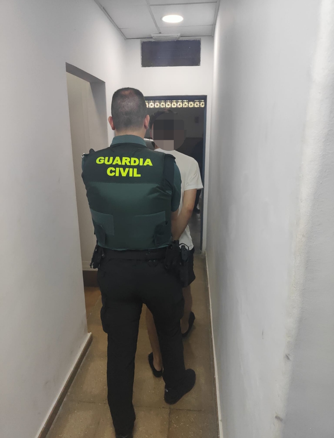La Guardia Civil detiene a tres personas por tráfico de drogas y atentado contra agentes, tras interceptar su huida en la Rambla de Albuñol