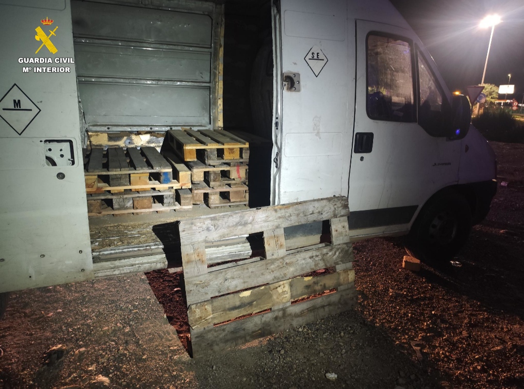 A disposición judicial tres personas sorprendidas por la Guardia Civil sustrayendo palés de un camión en Huétor Tájar 

