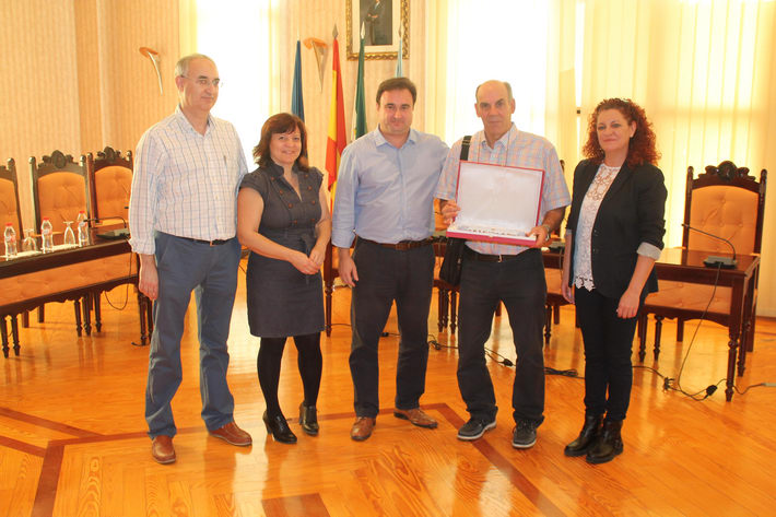 El profesor del IES Nazarí Plácido González, recibe un homenaje institucional tras su prejubilación