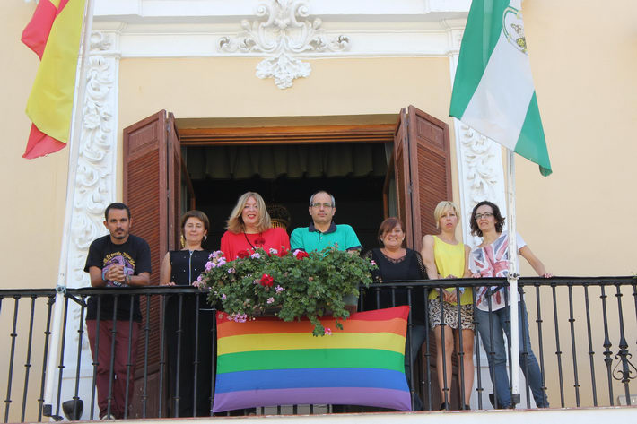 El Ayuntamiento de Motril luce la bandera arcoíris en defensa de los derechos y libertades del colectivo LGTB