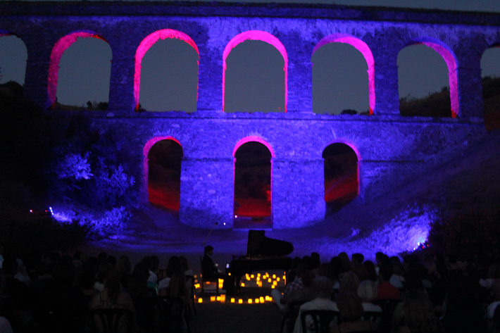 Esta noche actúa el pianista David Gómez junto al  Acueducto Romano  de la Santa Cruz de Almuñécar.
Ofrecerá un concierto bajo el nombre de “1 piano y 200 velas” 