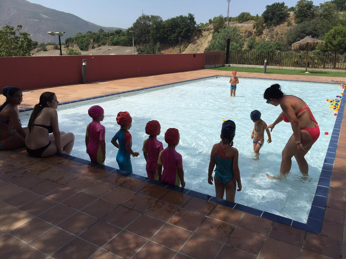 rgiva inicia la campaa municipal de natacin 2015 en la que participarn ms de 300 personas 
