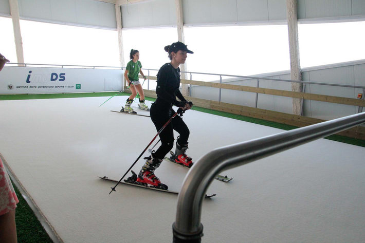 Un simulador nico en Espaa permite aprender a esquiar en pleno verano y sin necesidad de pisar la nieve