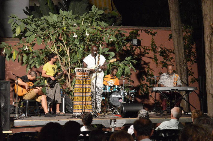 African Joko llena de ritmos africanos el Palacete de La Najarra de Almucar
