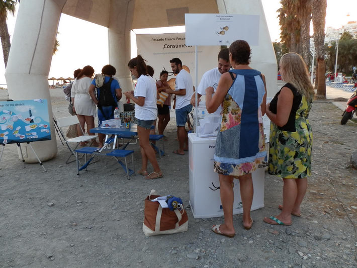 Casi un centenar de personas visitaron el stand se sensibilizaci�n pesquera en la primera jornada en Almu��car 