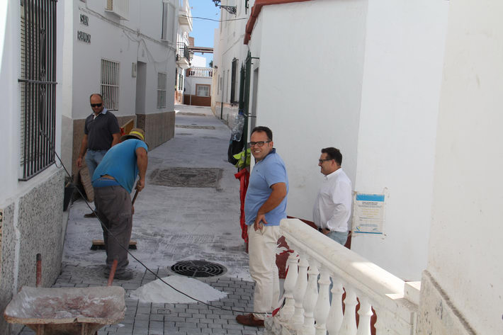 Segn Ruz Joya, las obras de rehabilitacin del casco antiguo de La Herradura estn suprimiendo barreras arquitectnicas en las calles donde se acta
