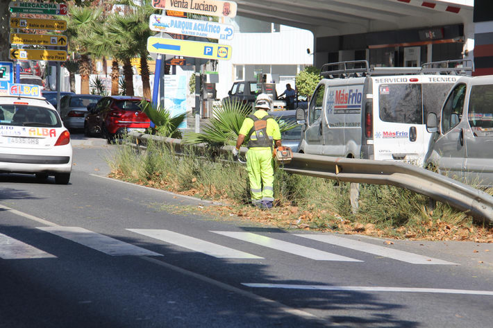 Fomento lleva a cabo la limpieza de arcenes de la CN 340 en La Paloma 