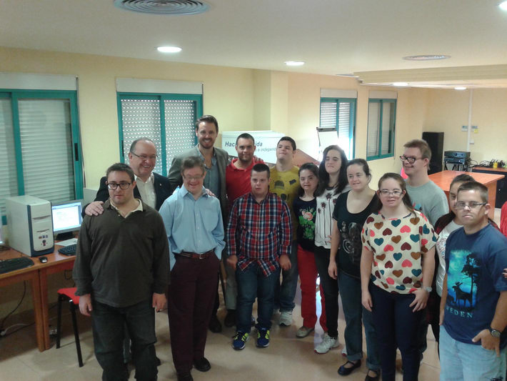 La Junta entrega equipos informáticos para mejorar la formación que realiza el aula de adultos de GranadaDown