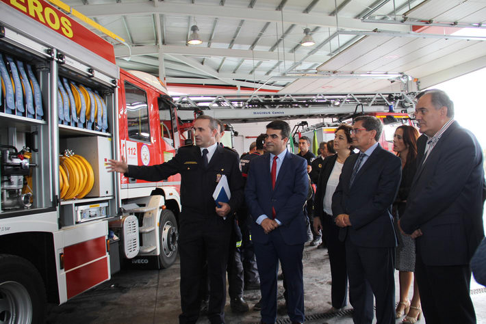Diputación refuerza los recursos del Parque de Bomberos de Loja con la puesta en servicio de un vehículo multifunciones
