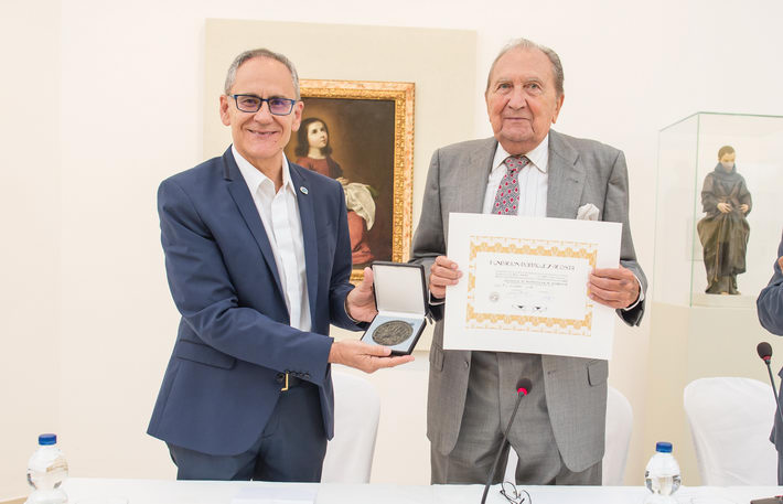 El Instituto de Astrofísica de Andalucía (IAA) recibe la medalla de honor de la Fundación Rodríguez-Acosta