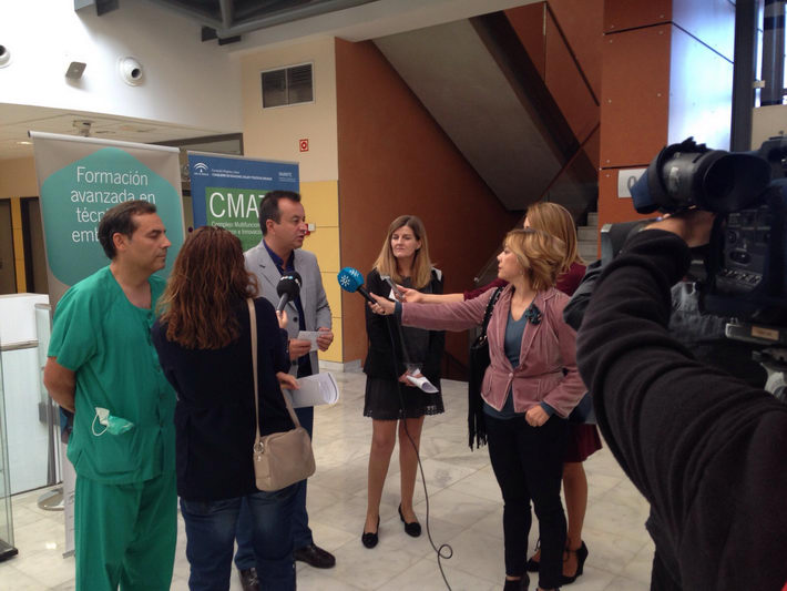 Salud forma a cirujanos vasculares para tratar anomalías en vasos sanguíneos a través de técnicas mínimamente invasivas
