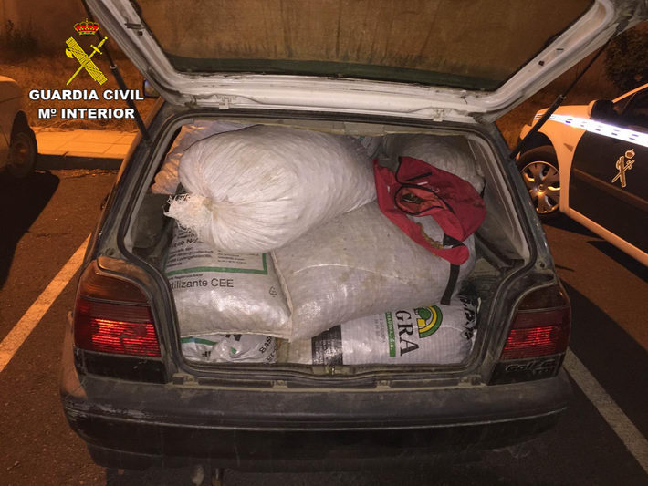 La Guardia Civil detiene a dos individuos tras la sustracción de 450 kilos de almendras del interior de un domicilio