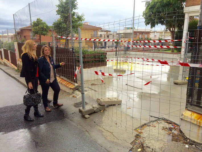 El PP pide el arreglo urgente de la cancela de acceso al patio de infantil del colegio de San Antonio