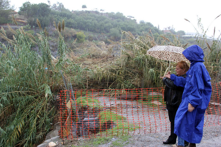 El Ayuntamiento evala los daos causados por la lluvia de hoy en el barranco El Clrigo, en el anejo de Los Tablones
