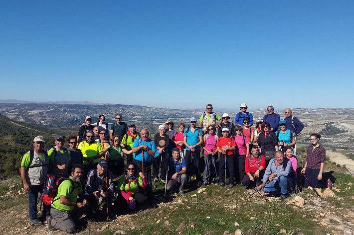 Ms de 80 senderistas participan en la I Travesa de Hermanamiento entre rgiva y Jayena